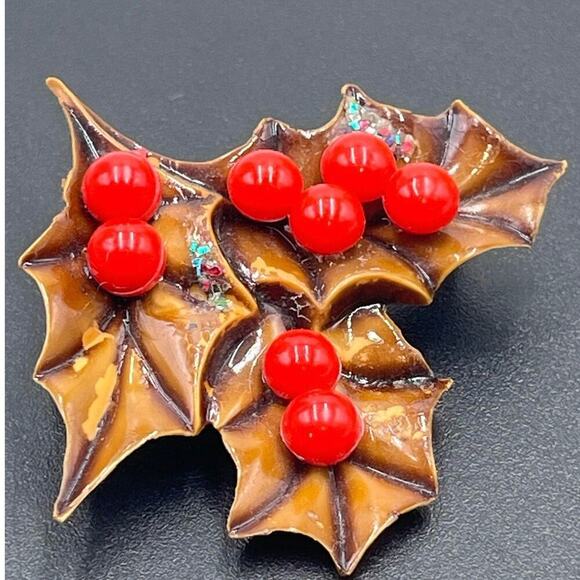 Vintage Celluloid Christmas Holly Leaves Pin Brooch with Red Plastic Berries - Picture 1 of 11